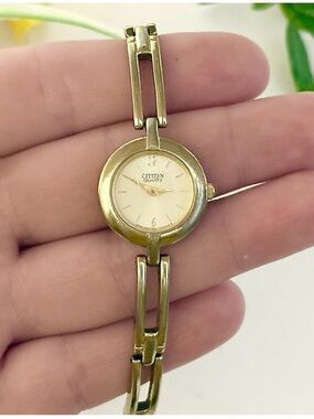 Vintage Ladies Dainty Citizen Gold Business Casual Slim Petit Round Quartz Watch